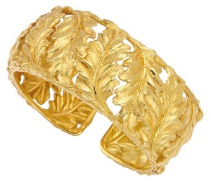 18-karat gold cuff bracelet by Buccellati decorated with textured oak leaves.
